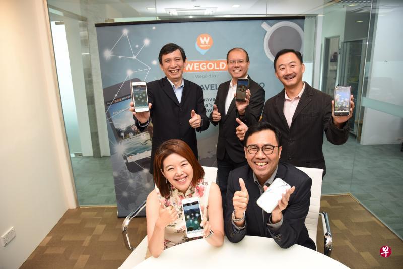 除了在微信设立平台,“我走走”团队也推出苹果手机应用,日后也会开发安卓应用面向更多旅客。前排右起为主席黄循京与战略顾问何莉玲。后排左起为首席营运官陈文彪、执行总裁麦志华,以及首席财务官余耀鸿。(伍书永摄) 除了在微信设立平台,“我走走”团队也推出苹果手机应用,日后也会开发安卓应用面向更多旅客。前排右起为主席黄循京与战略顾问何莉玲。后排左起为首席营运官陈文彪、执行总裁麦志华,以及首席财务官余耀鸿。(伍书永摄)