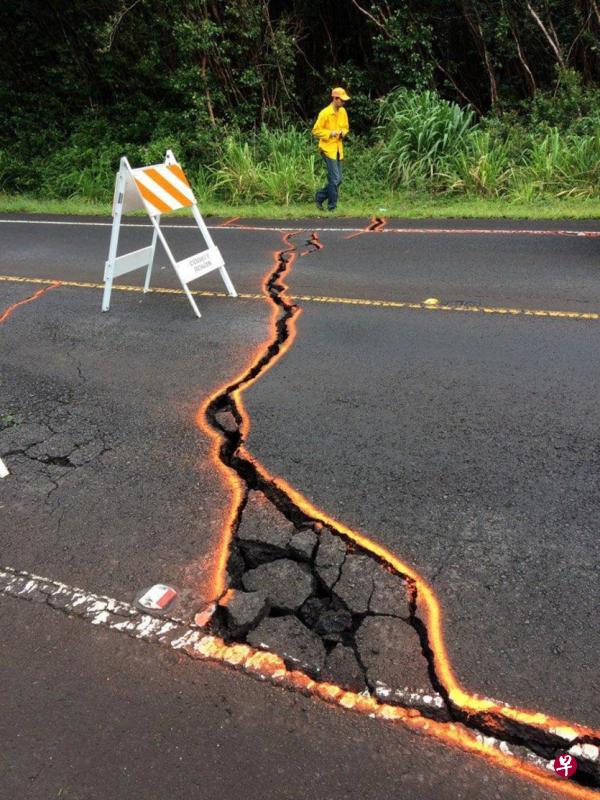 基拉韦厄火山喷发,周围地区产生很多裂缝和喷口,岩浆随时可能涌出,威胁居民和建筑。(路透社) 基拉韦厄火山喷发,周围地区产生很多裂缝和喷口,岩浆随时可能涌出,威胁居民和建筑。(路透社)