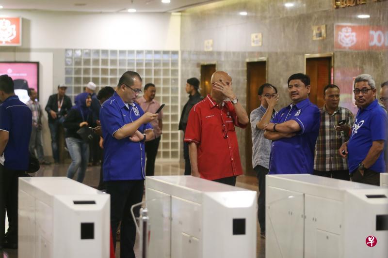 在吉隆坡的巫统大厦,希盟胜选的消息传出后,国阵支持者神情哀伤,难过不已。(林国明摄) 在吉隆坡的巫统大厦,希盟胜选的消息传出后,国阵支持者神情哀伤,难过不已。(林国明摄)