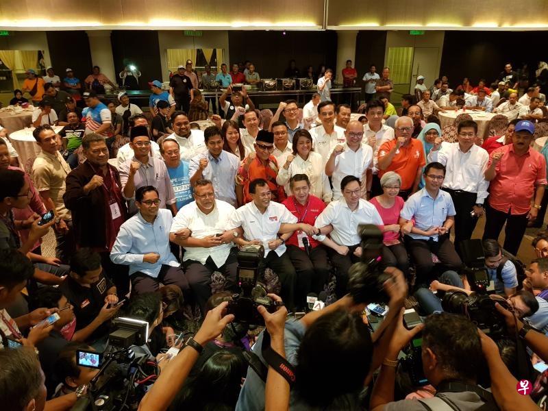 柔州希盟召开记者会公布已成功拿下柔佛。 柔州希盟召开记者会公布已成功拿下柔佛。
