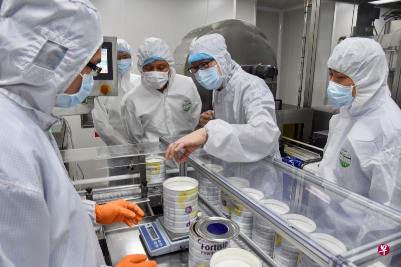 贸工部长陈振声(右三)上任后首次参访本地中小企业,昨日到食品厂商SMC Food 21设施了解婴儿配方奶粉生产线的运作。(伍书永摄) 贸工部长陈振声(右三)上任后首次参访本地中小企业,昨日到食品厂商SMC Food 21设施了解婴儿配方奶粉生产线的运作。(伍书永摄)