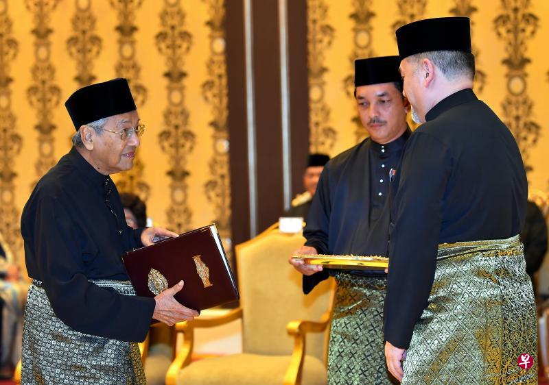 昨晚在吉隆坡国家皇宫,马哈迪(左)在国家元首莫哈末五世(右)的见证下宣誓为马来西亚第七任首相。(马新社) 昨晚在吉隆坡国家皇宫,马哈迪(左)在国家元首莫哈末五世(右)的见证下宣誓为马来西亚第七任首相。(马新社)