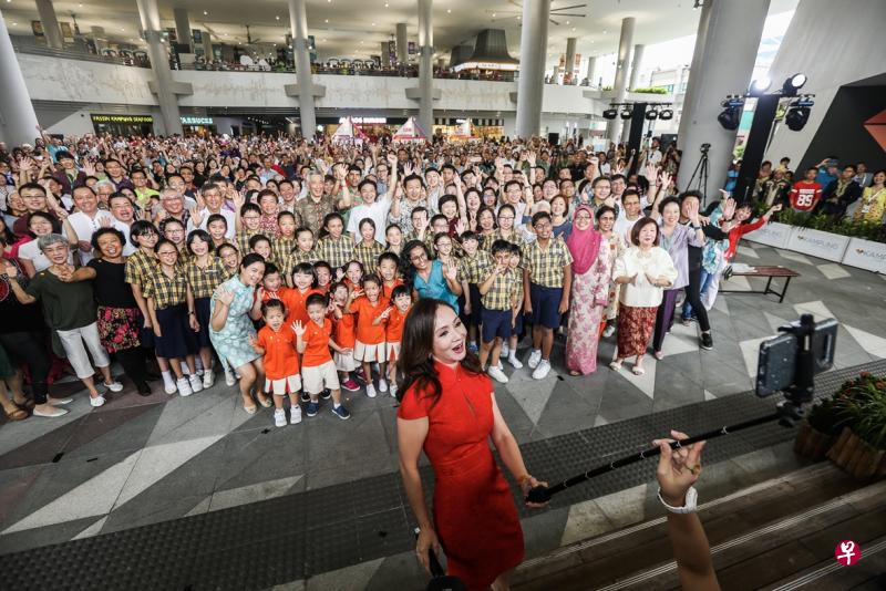 本地首个“垂直甘榜”海军部村庄今天正式由李显龙总理主持开幕。(梁伟康摄) 本地首个“垂直甘榜”海军部村庄今天正式由李显龙总理主持开幕。(梁伟康摄)