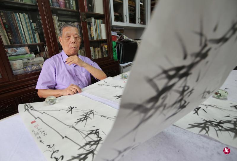 曾守荫潜心钻研书画超过一甲子，最近首次出版画集《曾守荫墨竹作品选》。（梁麒麟摄）