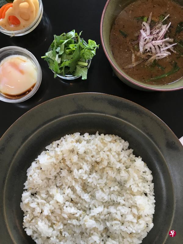 从选择在地食材，到讲究特制器皿，构成和风美食风景画。（赵琬仪摄）