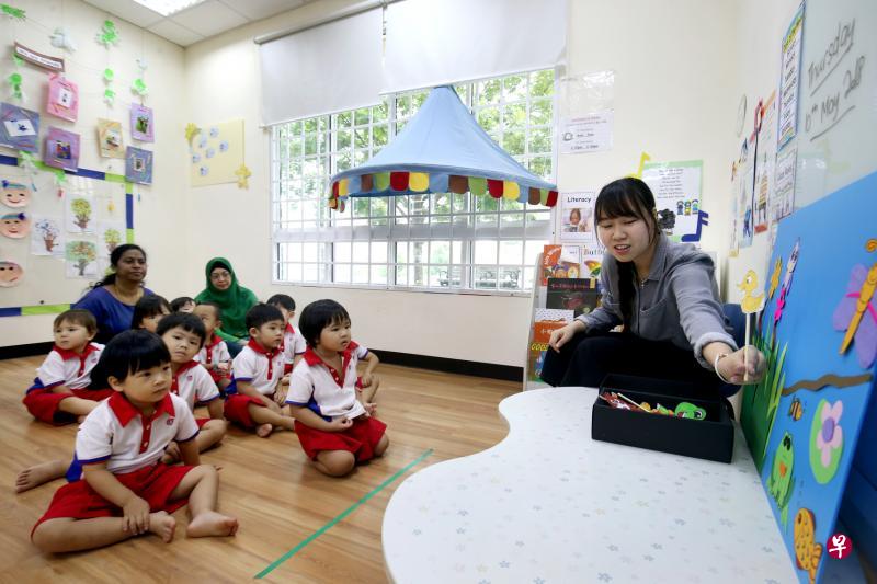 国立幼儿培育教育学院明年起推出一项新的学前教育专业文凭课程，将包含共同基础单元课，学生也将有更规范的实践和实习体验。图为修读义安理工学前教育课程的卓文欣，在兀兰81街的Sparkletots幼儿园实习。（严宣融摄）