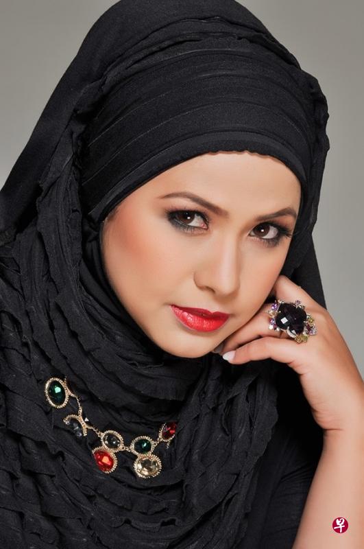 阿兹琳是罗斯玛与前夫所生。这是她放上面簿的照片。(互联网) 阿兹琳是罗斯玛与前夫所生。这是她放上面簿的照片。(互联网)