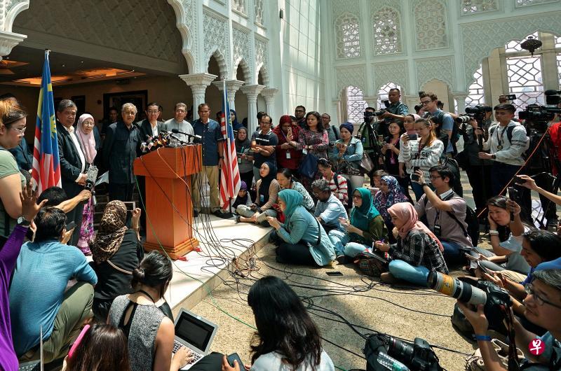 昨天一早,马哈迪就在他的一贯办公地点吉隆坡的阿布卡立基金会大厦召开记者会,宣布有关安华的消息。(路透社) 昨天一早,马哈迪就在他的一贯办公地点吉隆坡的阿布卡立基金会大厦召开记者会,宣布有关安华的消息。(路透社)