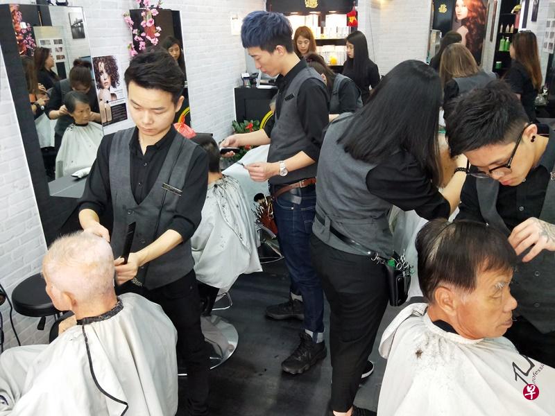 发廊在限定时间提供乐龄人士免费剪发的服务。(洪嘉仪 摄) 发廊在限定时间提供乐龄人士免费剪发的服务。(洪嘉仪 摄)