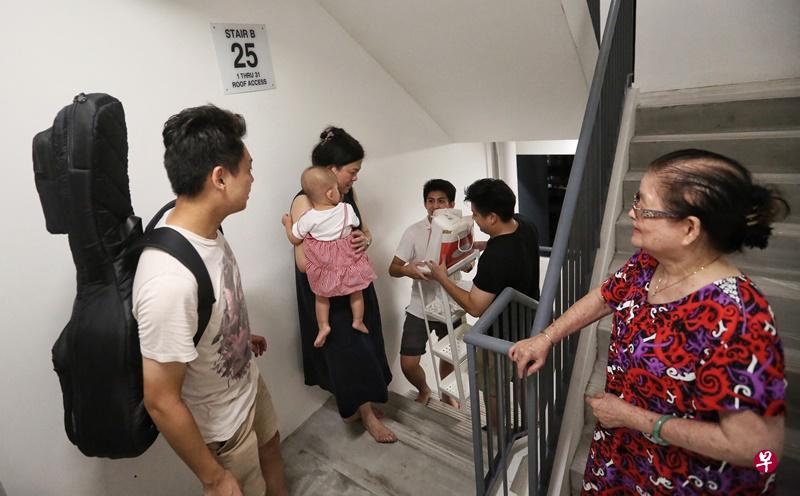 一家八口拿着大小物品,爬25楼来到八旬嬷家。(洪璐华 摄) 一家八口拿着大小物品,爬25楼来到八旬嬷家。(洪璐华 摄)