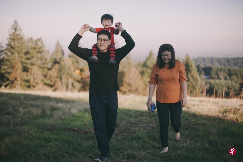 饶泰然与太太王严、儿子饶文昊在美国俄勒冈州的葡萄园。 饶泰然与太太王严、儿子饶文昊在美国俄勒冈州的葡萄园。