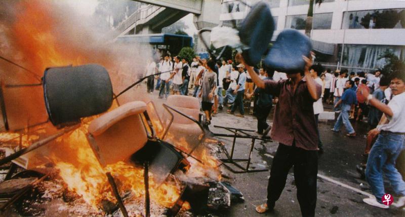 1997年亚洲金融风暴波及印度尼西亚,1998年5月四处暴乱。(互联网) 1997年亚洲金融风暴波及印度尼西亚,1998年5月四处暴乱。(互联网)