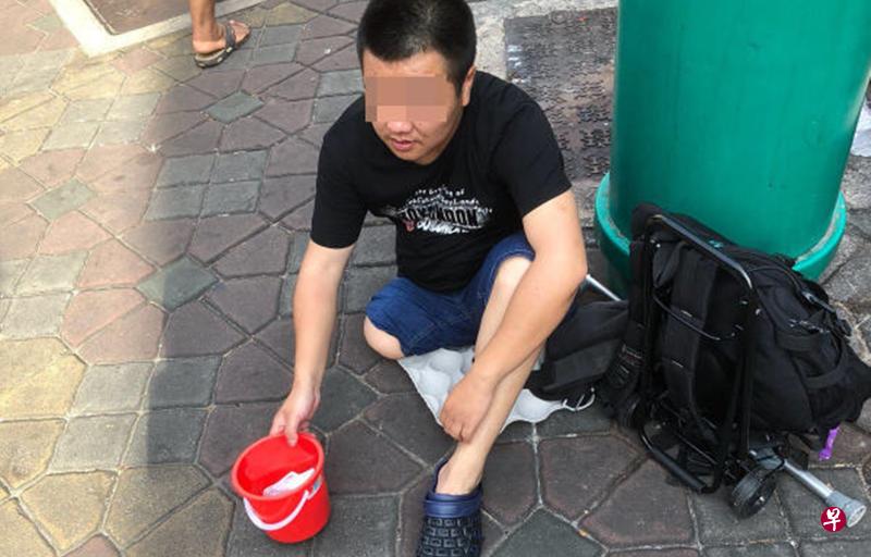 独脚男坐在垃圾桶旁行乞，引起公众关注。（受访者提供）