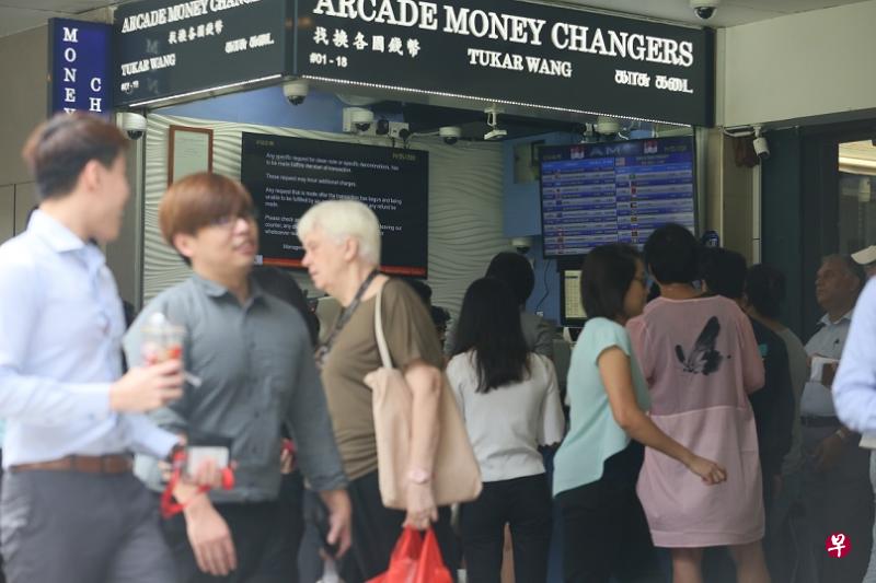 新元兑令吉的兑换率今早升至2.96左右。 新元兑令吉的兑换率今早升至2.96左右。