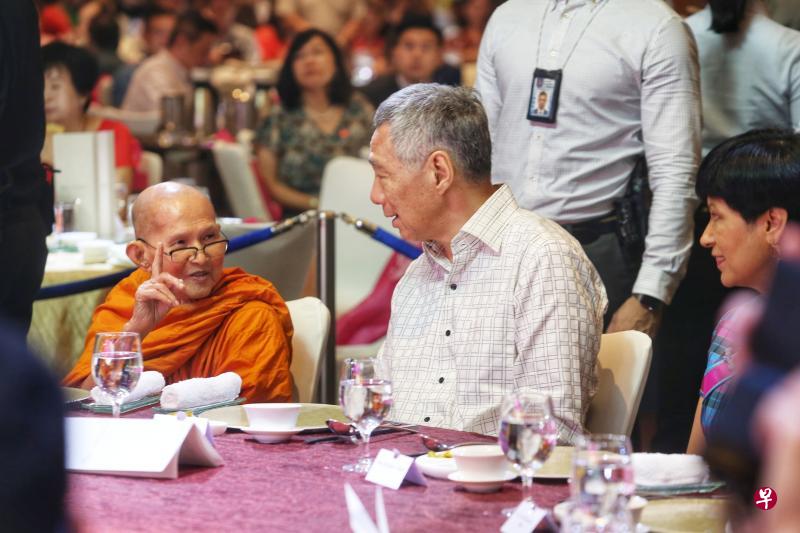 阿南达弥提雅拉玛泰佛寺住持巴喇希地辉法师(左一)与李显龙总理在庆祝会上交谈甚欢,右一为总理公署部长兼财政部、教育部及律政部第二部长英兰妮。(谢智扬摄) 阿南达弥提雅拉玛泰佛寺住持巴喇希地辉法师(左一)与李显龙总理在庆祝会上交谈甚欢,右一为总理公署部长兼财政部、教育部及律政部第二部长英兰妮。(谢智扬摄)