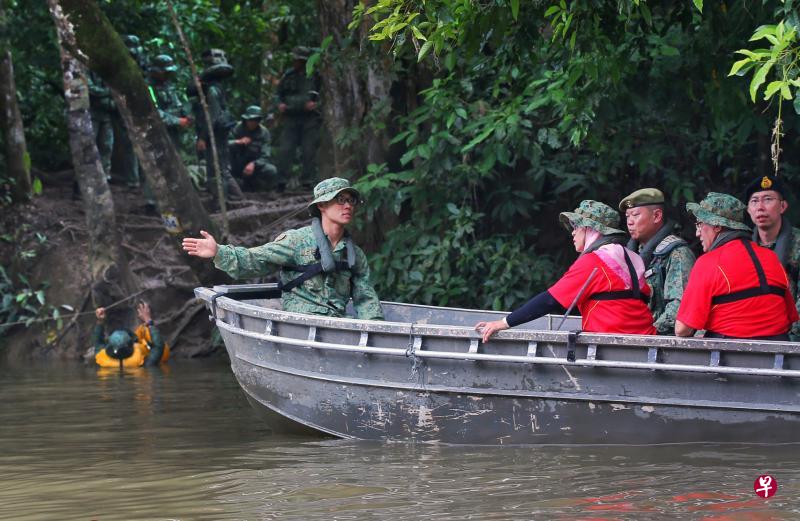 哈莉玛总统(右四)与夫婿穆罕默德(右二)昨天乘坐突击艇,在淡布隆的河流上观察多名全职国民服役人员练习过河。这项绳索过河是见习军官丛林野外求生训练的一部分。(海峡时报) 哈莉玛总统(右四)与夫婿穆罕默德(右二)昨天乘坐突击艇,在淡布隆的河流上观察多名全职国民服役人员练习过河。这项绳索过河是见习军官丛林野外求生训练的一部分。(海峡时报)