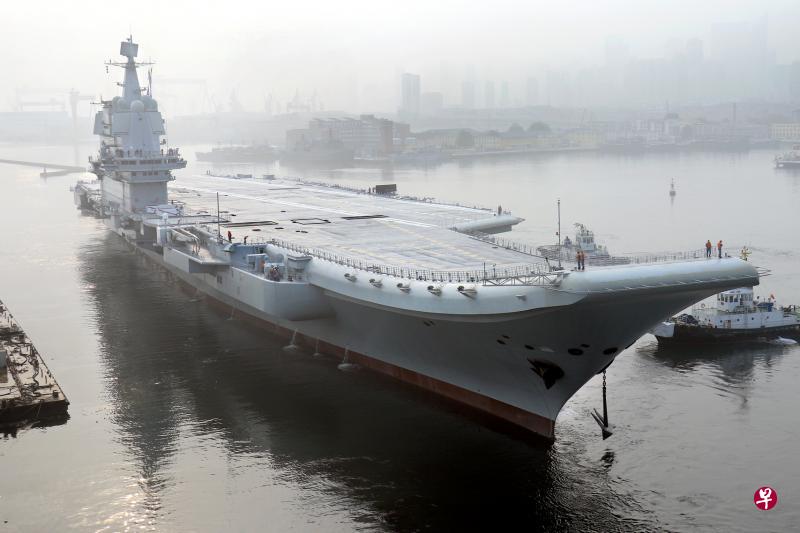 中国首艘国产航母昨天从大连造船厂码头启航,赴相关海域执行海上试验任务,主要检测验证动力系统等设备的可靠性和稳定性。(新华社) 中国首艘国产航母昨天从大连造船厂码头启航,赴相关海域执行海上试验任务,主要检测验证动力系统等设备的可靠性和稳定性。(新华社)