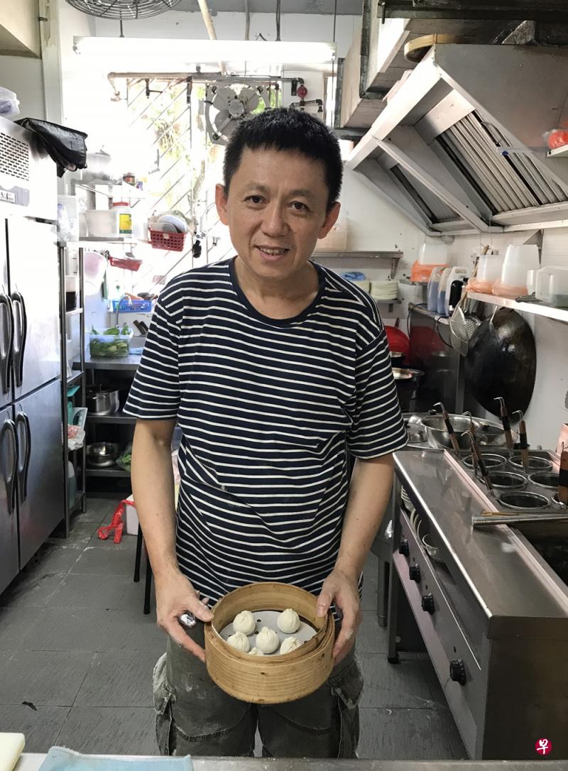 李怀志在荷兰通道摊位售卖拉面和小笼包等中式料理。(王钲扬摄) 李怀志在荷兰通道摊位售卖拉面和小笼包等中式料理。(王钲扬摄)