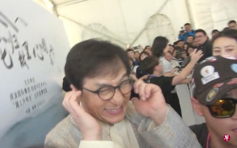 当活动结束,媒体采访成龙问“小龙女”吴卓林近况时,成龙用双手捂住耳朵离开。(互联网) 当活动结束,媒体采访成龙问“小龙女”吴卓林近况时,成龙用双手捂住耳朵离开。(互联网)