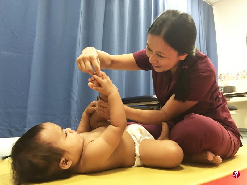国大医院复健中心高级物理治疗师张慧娥说,根据研究,婴幼儿按摩可促进宝宝和按摩者的关系。(国大医院提供) 国大医院复健中心高级物理治疗师张慧娥说,根据研究,婴幼儿按摩可促进宝宝和按摩者的关系。(国大医院提供)