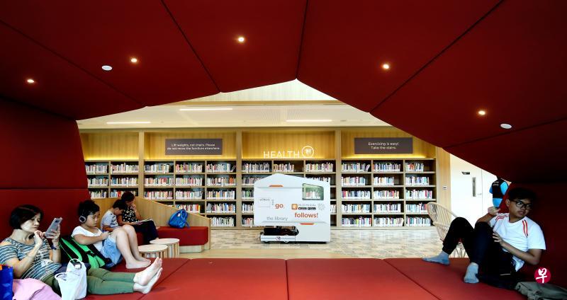 有了流动还书箱后,淡滨尼区域图书馆的访客无须走到设在图书馆另外一个出口的还书窗口还书。(谢智扬摄) 有了流动还书箱后,淡滨尼区域图书馆的访客无须走到设在图书馆另外一个出口的还书窗口还书。(谢智扬摄)