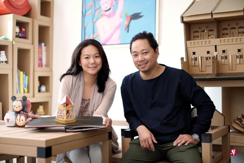 Paper Carpenter创办人蔡镇宇和妻子伍碧丽利用乐高积木的概念,研发出创新纸材组件。两人坐着的椅子、桌子,以及身后的模型屋都是纸制成的。(谢智扬摄) Paper Carpenter创办人蔡镇宇和妻子伍碧丽利用乐高积木的概念,研发出创新纸材组件。两人坐着的椅子、桌子,以及身后的模型屋都是纸制成的。(谢智扬摄)
