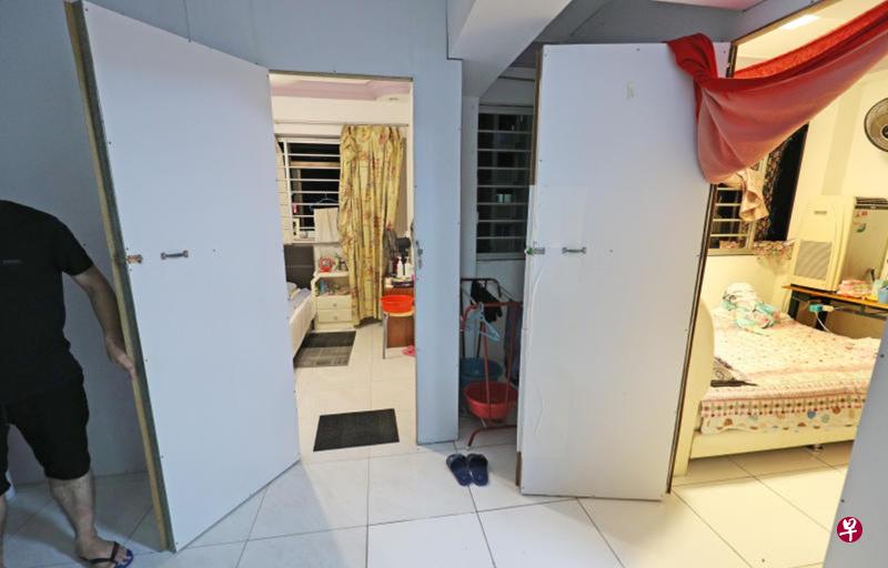 实龙岗组屋出现猪仔屋,四房式单位分隔成六个房间。(受访者提供) 实龙岗组屋出现猪仔屋,四房式单位分隔成六个房间。(受访者提供)