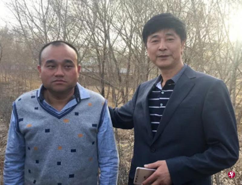 被关了三个月的谭秦东(左)4月获释被问及心情时说:“想哭,真的想哭,没别的。”(互联网) 被关了三个月的谭秦东(左)4月获释被问及心情时说:“想哭,真的想哭,没别的。”(互联网)