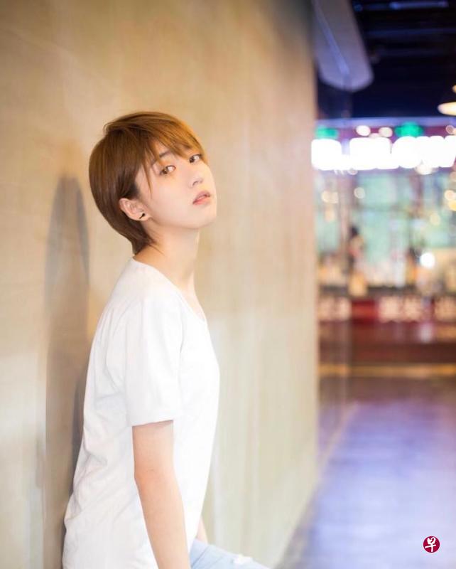 李凯馨一头帅气短发,颇有星妈权怡凤年轻时的样子。 李凯馨一头帅气短发,颇有星妈权怡凤年轻时的样子。