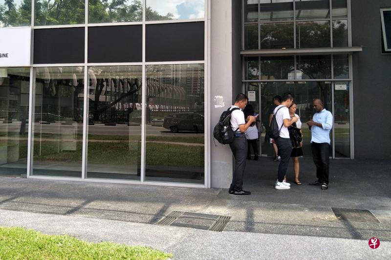 记者今早走访公司,发现办公室已“人去楼空”,有四名苦主茫然等待。 记者今早走访公司,发现办公室已“人去楼空”,有四名苦主茫然等待。