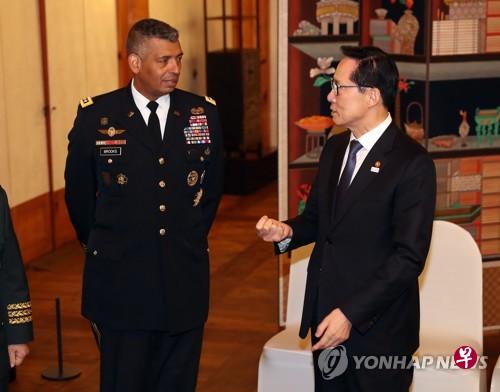 宋永武(右)与韩美联合司令部司令布鲁克斯就朝鲜以韩美举行“超级雷霆”军演为由无限期推迟韩朝高级别会谈进行了磋商。(韩联社) 宋永武(右)与韩美联合司令部司令布鲁克斯就朝鲜以韩美举行“超级雷霆”军演为由无限期推迟韩朝高级别会谈进行了磋商。(韩联社)