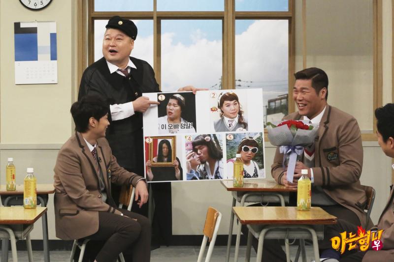 韩国综艺节目《认识的哥哥》,每一集中会寻找解决“虽然不重要但令人好奇的小问题”。 韩国综艺节目《认识的哥哥》,每一集中会寻找解决“虽然不重要但令人好奇的小问题”。