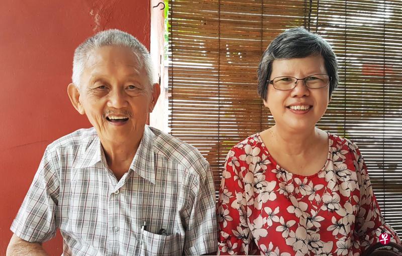 方然(左)与芊华30多年坚持出版《赤道风》(艾禺摄影)。 方然(左)与芊华30多年坚持出版《赤道风》(艾禺摄影)。