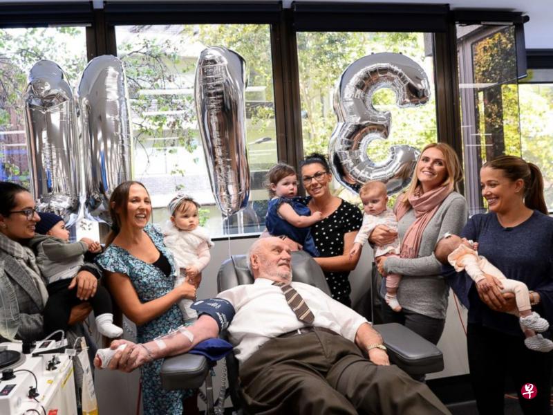 詹姆斯·哈里森(中)被赞“拥有金手臂”,他说,能够帮助他人感到“很高兴”。(互联网) 詹姆斯·哈里森(中)被赞“拥有金手臂”,他说,能够帮助他人感到“很高兴”。(互联网)