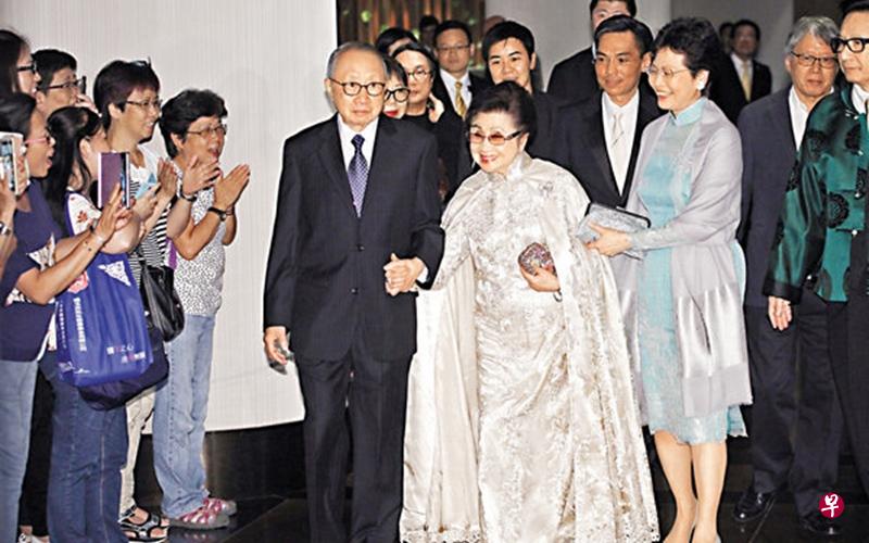 白雪仙在特首林郑月娥与干儿子陈医生等陪同下到场。(互联网) 白雪仙在特首林郑月娥与干儿子陈医生等陪同下到场。(互联网)