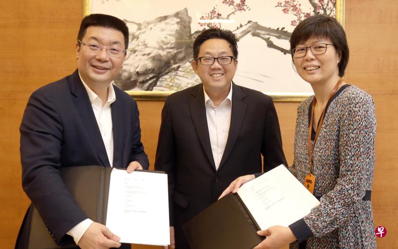 分众传媒创始人兼主席江南春（左）、新加坡报业控股执行总裁伍逸松（中）与新加坡报业控股华文媒体集团主管李慧玲，在新加坡签署合资合作协议。（报业控股提供）