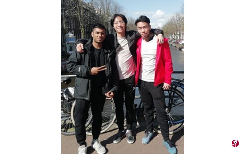 完成比赛的乌迪(左起)、叶文晟和易锦豪在终点阿姆斯特丹合影。(红牛(新加坡)提供) 完成比赛的乌迪(左起)、叶文晟和易锦豪在终点阿姆斯特丹合影。(红牛(新加坡)提供)