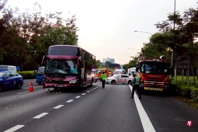 车祸涉及三辆货车、一辆校巴及一辆私巴。(读者提供) 车祸涉及三辆货车、一辆校巴及一辆私巴。(读者提供)