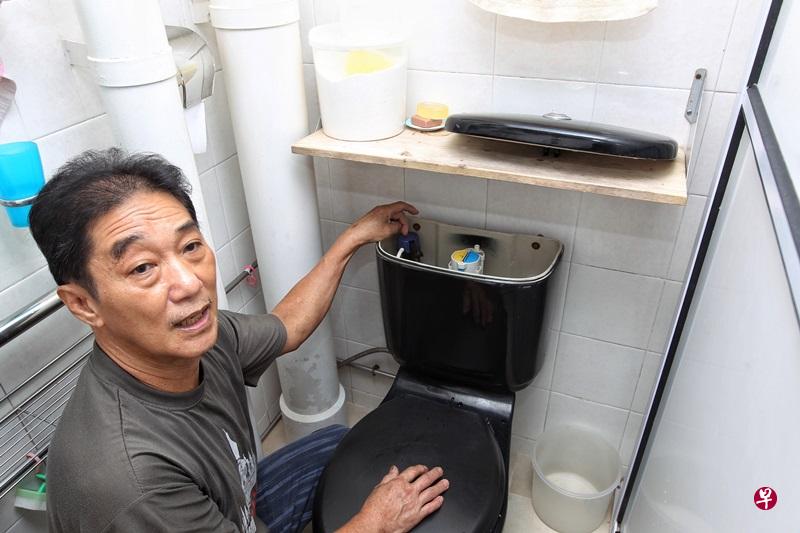 马桶的水泵坏了,杨应秋也会自己动手修 理或更换新的水泵。(陈褔洲摄) 马桶的水泵坏了,杨应秋也会自己动手修 理或更换新的水泵。(陈褔洲摄)