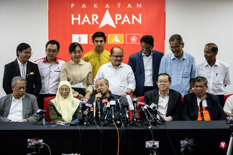 马来西亚新首相马哈迪(前排,中)17日召开记者会宣布内阁最新名单,其他出席者包括候任内政部长慕尤丁(左起)、副首相旺阿兹莎、财政部长林冠英,以及国防部长莫哈末沙布。(彭博社) 马来西亚新首相马哈迪(前排,中)17日召开记者会宣布内阁最新名单,其他出席者包括候任内政部长慕尤丁(左起)、副首相旺阿兹莎、财政部长林冠英,以及国防部长莫哈末沙布。(彭博社)