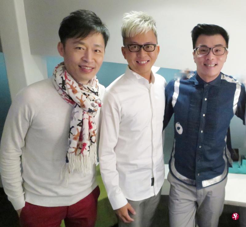 吴庆康(中)分别与本地华语乐坛的才子梁文福(左)和叶良俊合作创作两首新歌。(受访者提供) 吴庆康(中)分别与本地华语乐坛的才子梁文福(左)和叶良俊合作创作两首新歌。(受访者提供)