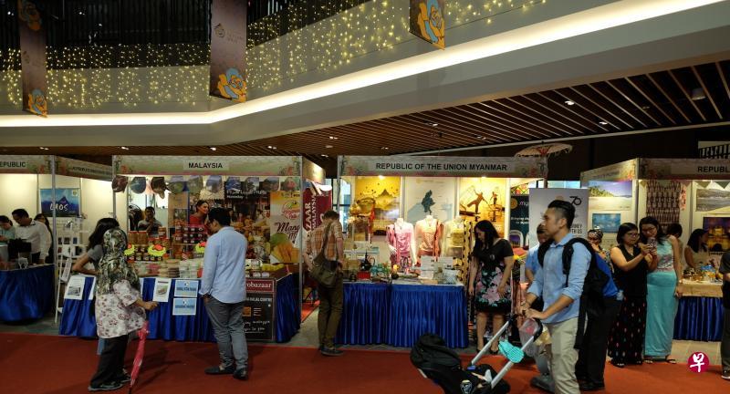 亚细安街头嘉年华展卖各个成员国的美食和产品,增进国人对亚细安文化的认识。(曾坤顺摄) 亚细安街头嘉年华展卖各个成员国的美食和产品,增进国人对亚细安文化的认识。(曾坤顺摄)
