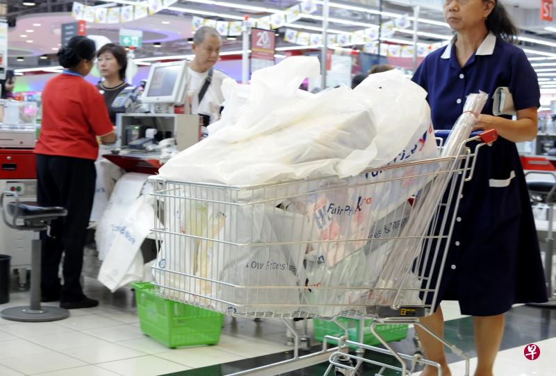 一名顾客推着用多个塑料袋包装的商品,离开超市。(档案照) 一名顾客推着用多个塑料袋包装的商品,离开超市。(档案照)