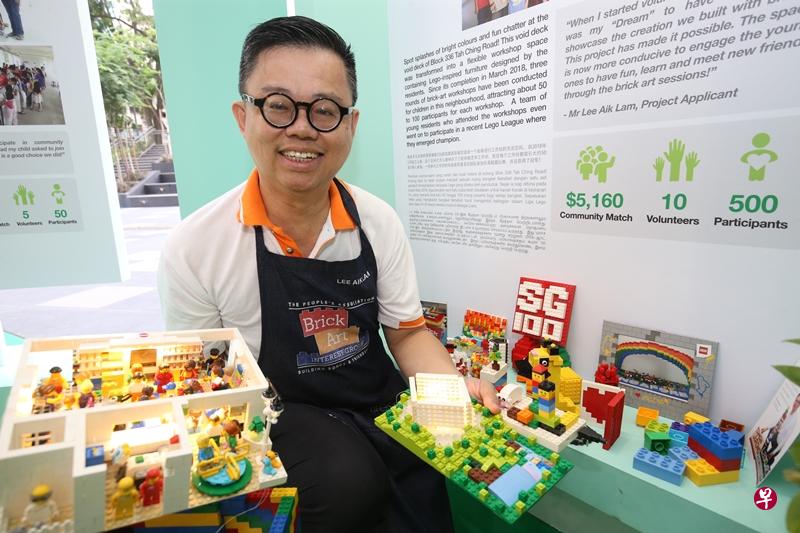 达曼裕廊居民李益任向亲切与活力社区基金提出申请,筹划乐高工作坊并在组屋底层的居民委员会建造铁柜,让居民摆放乐高作品。(邝启聪摄) 达曼裕廊居民李益任向亲切与活力社区基金提出申请,筹划乐高工作坊并在组屋底层的居民委员会建造铁柜,让居民摆放乐高作品。(邝启聪摄)
