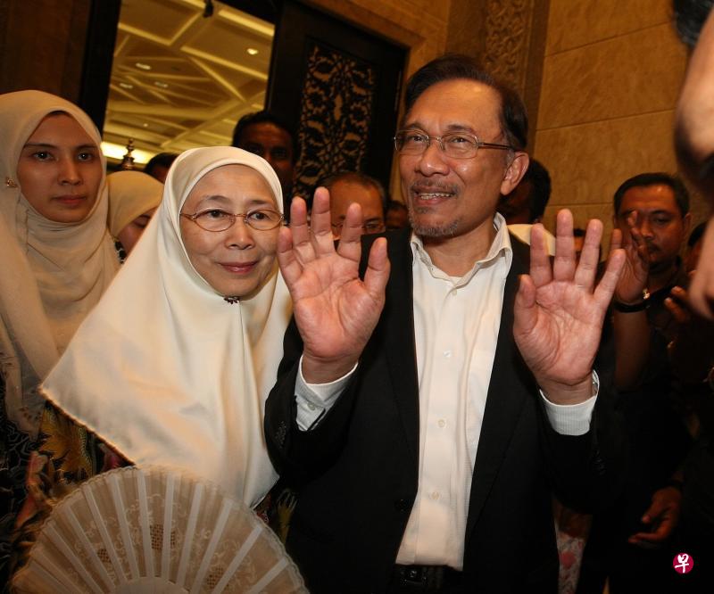 安华2014年3月被判鸡奸罪名成立后,与妻子旺阿兹莎(左二)和长女努鲁依莎(左一)一起走出法庭。安华曾多次否认自己企图建立“家族王朝”。(档案照) 安华2014年3月被判鸡奸罪名成立后,与妻子旺阿兹莎(左二)和长女努鲁依莎(左一)一起走出法庭。安华曾多次否认自己企图建立“家族王朝”。(档案照)