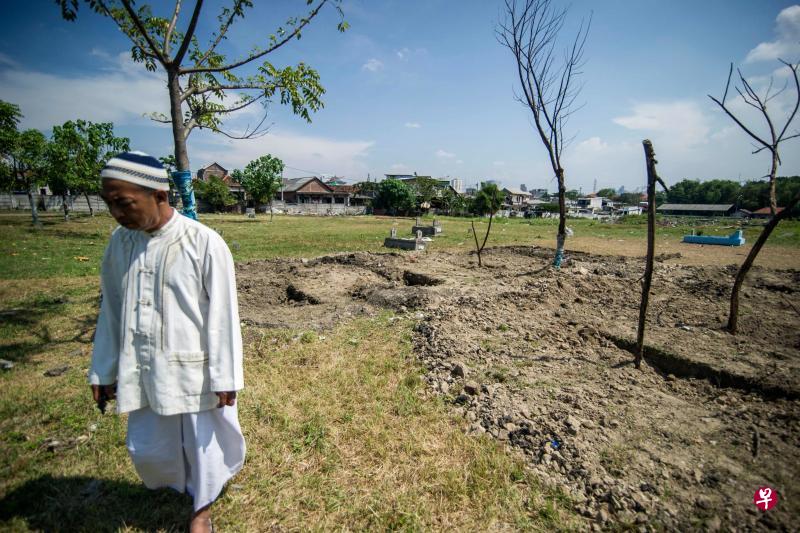 在泗水的一个坟场,当地居民将几个新挖的墓坑埋上,不让日前干下自杀式袭击的恐怖分子在那里下葬。(法新社) 在泗水的一个坟场,当地居民将几个新挖的墓坑埋上,不让日前干下自杀式袭击的恐怖分子在那里下葬。(法新社)