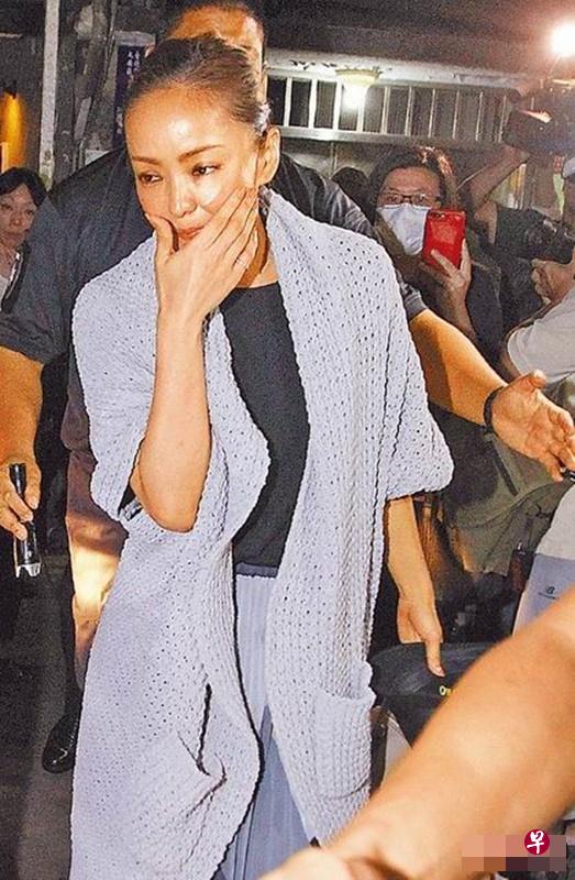 安室奈美惠前晚抵台后直奔东区嗑烧肉,餐毕见大批粉丝守候,灿笑羞遮脸。(互联网) 安室奈美惠前晚抵台后直奔东区嗑烧肉,餐毕见大批粉丝守候,灿笑羞遮脸。(互联网)