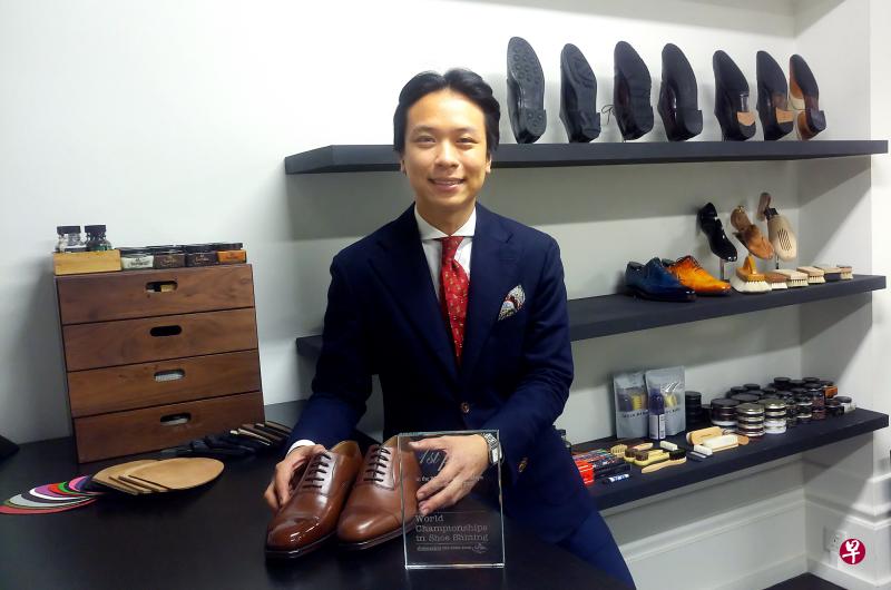 曾茌舜今年四月份参加国际擦鞋比赛,击败来自8个国家的26名擦鞋达人,获得冠军。(林佳敏 摄) 曾茌舜今年四月份参加国际擦鞋比赛,击败来自8个国家的26名擦鞋达人,获得冠军。(林佳敏 摄)