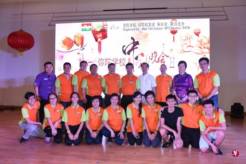 弥陀学校校友会非常活跃,曾连同母校和家长会举办中秋晚会。(受访者提供) 弥陀学校校友会非常活跃,曾连同母校和家长会举办中秋晚会。(受访者提供)