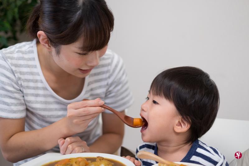 妈妈爱心准备营养餐,宝宝吃得健康,快高长大。(iStock图片) 妈妈爱心准备营养餐,宝宝吃得健康,快高长大。(iStock图片)